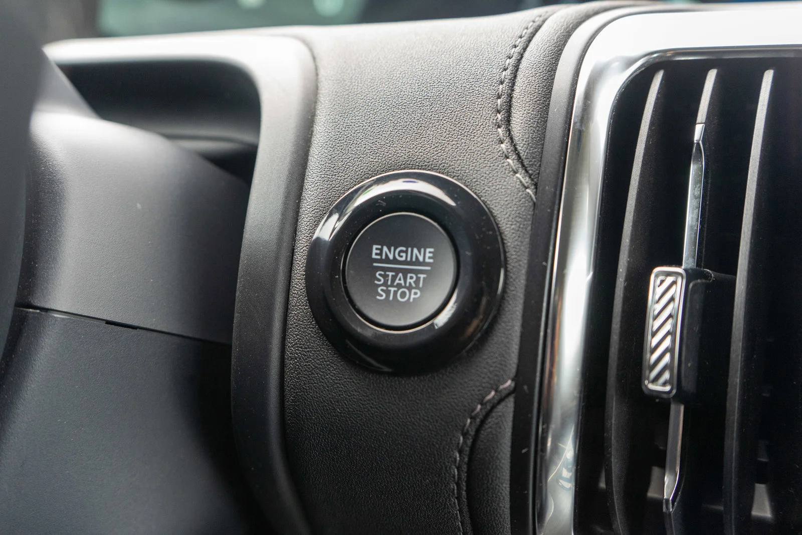 Used 2025 Black Metallic Ford Platinum image 25