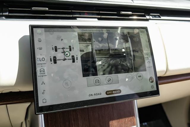 Used 2025 White Land Rover SE image 27