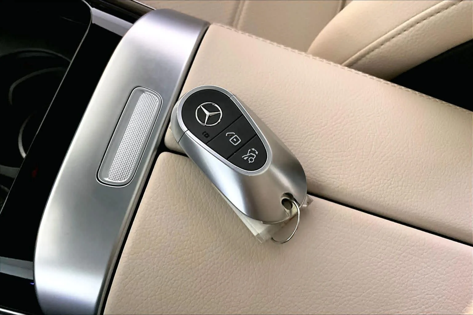 Certified Used 2026 Polar White Mercedes-Benz GLC 300 image 15