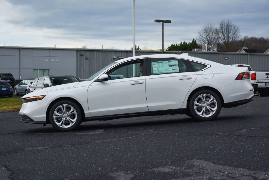 New 2026 Platinum White Pearl Honda LX image 3