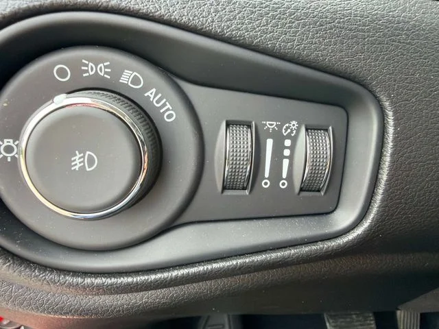 Used 2022 Red Jeep Latitude image 28