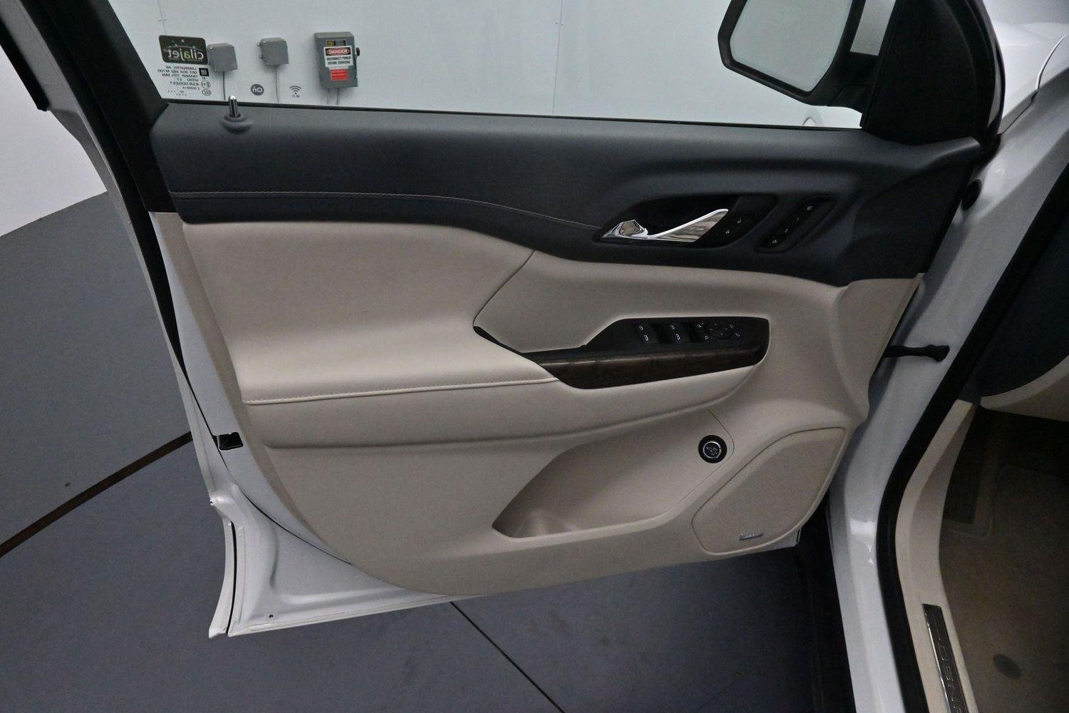Used 2023 White Frost Tricoat GMC Denali image 9