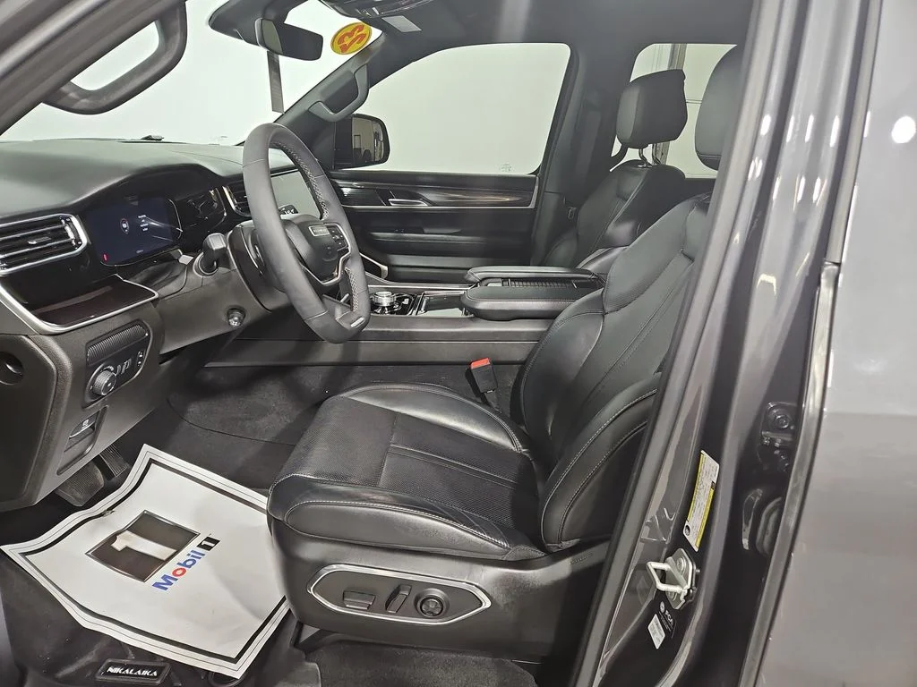 Used 2023 Gray Jeep Base image 10