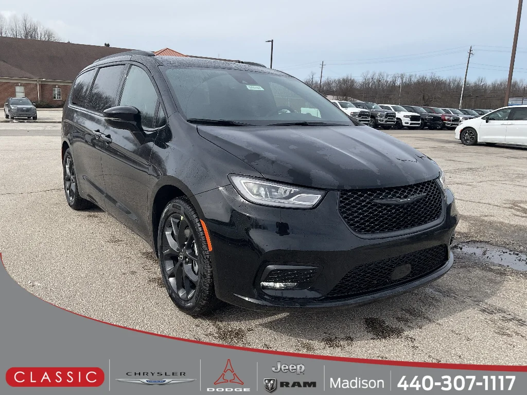 2026 Chrysler Pacifica Select's photo