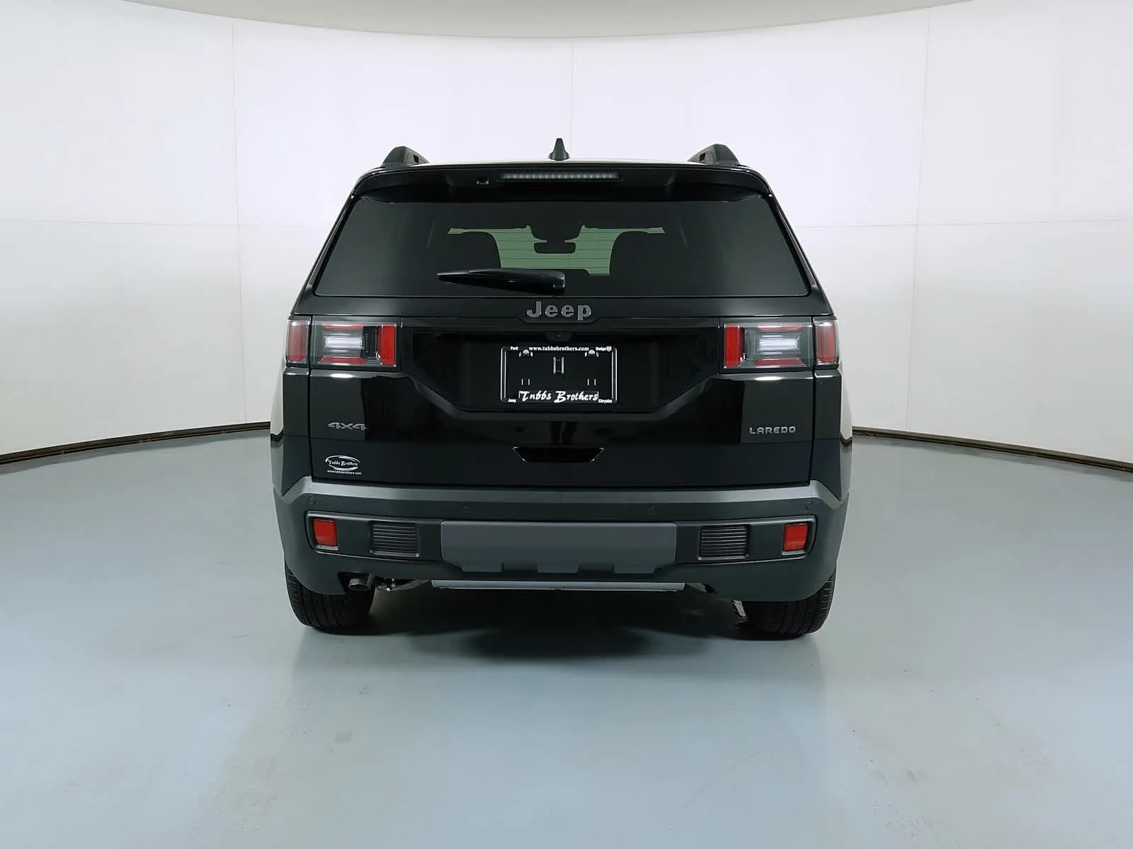 New 2026 Diamond Black Crystal Pearl-Coat Exterior Paint Jeep Laredo image 5