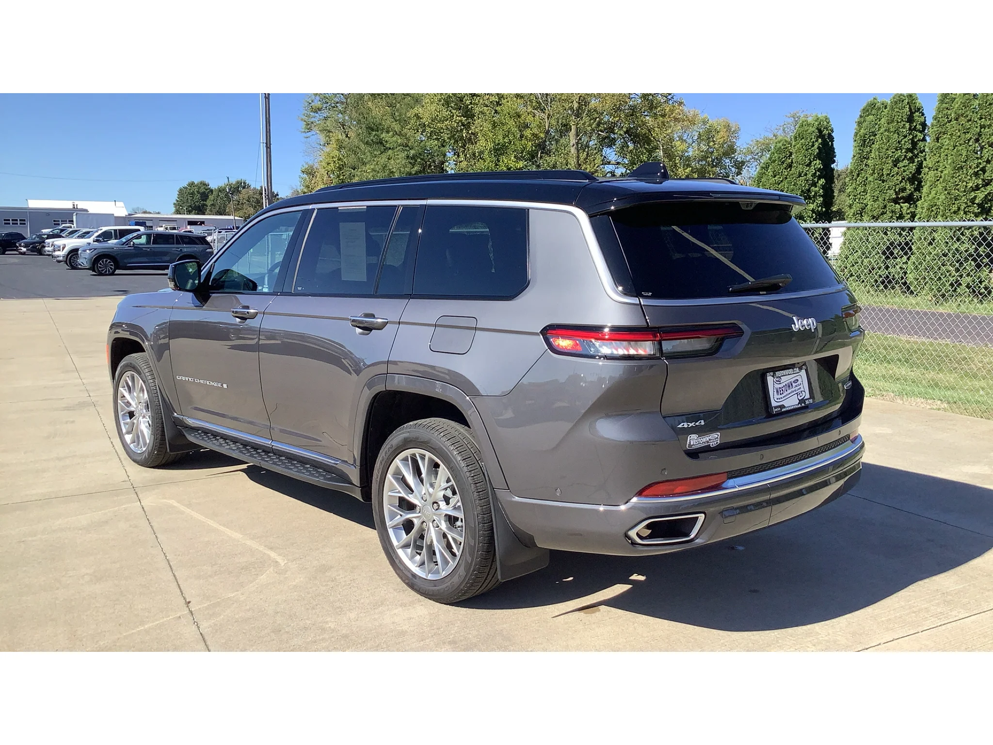 Used 2025 Metallic Jeep Summit image 7