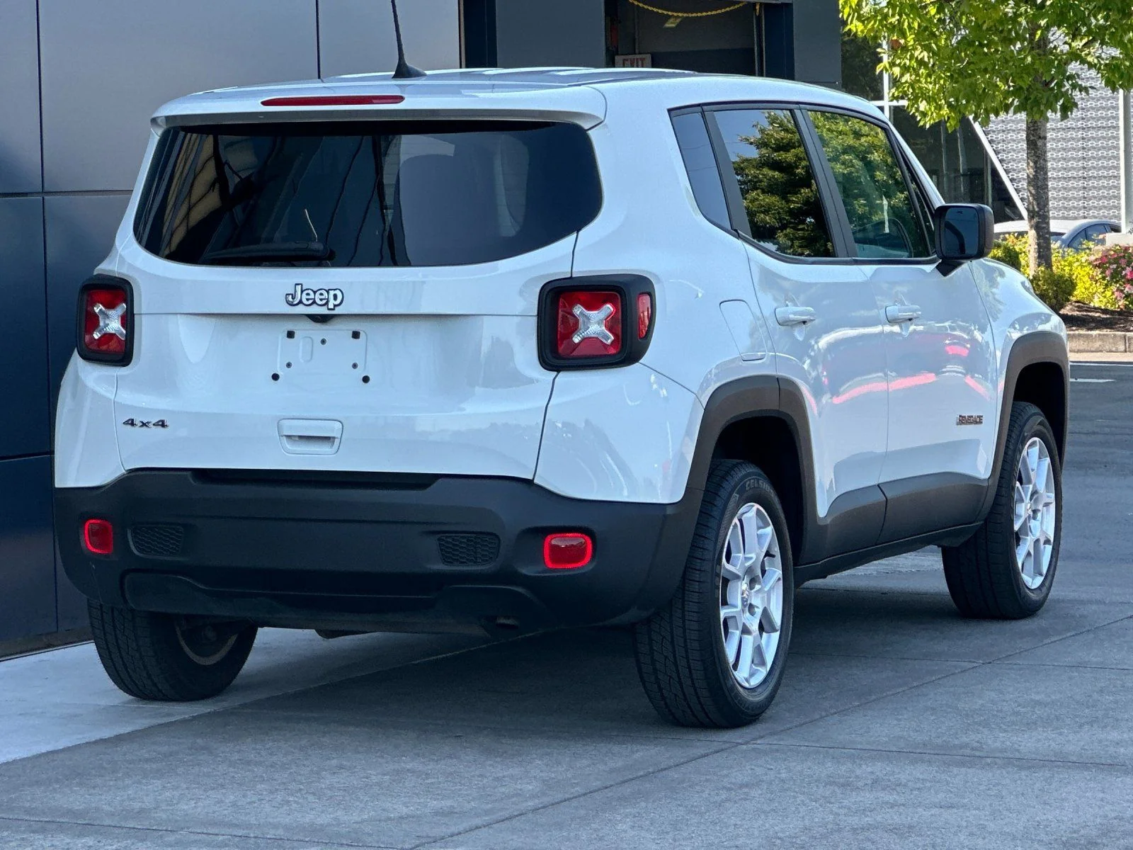 Used 2023 Alpine White Clearcoat Jeep Latitude image 3