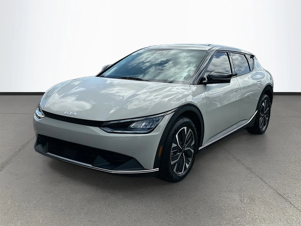 Certified Used 2024  Kia Light image 3