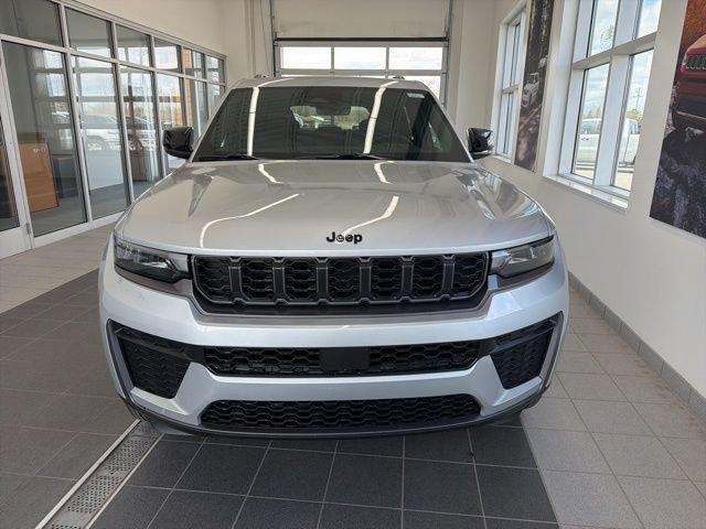 New 2026 Silver Zynith Exterior Paint Jeep Laredo image 2