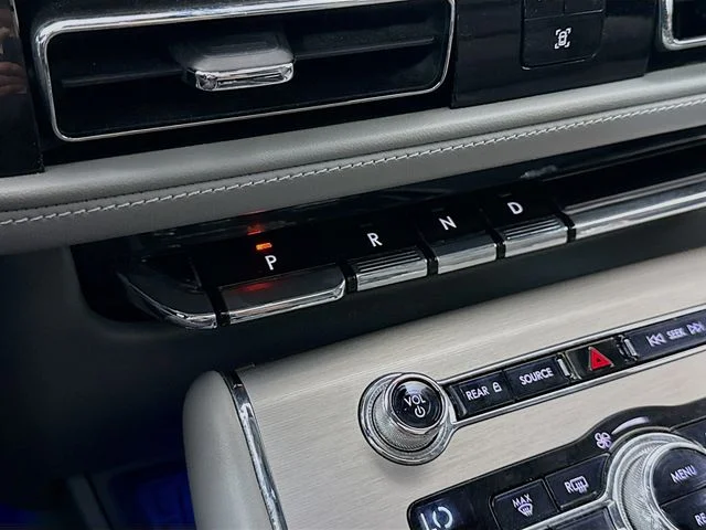 Used 2020 Blue Lincoln Reserve image 17