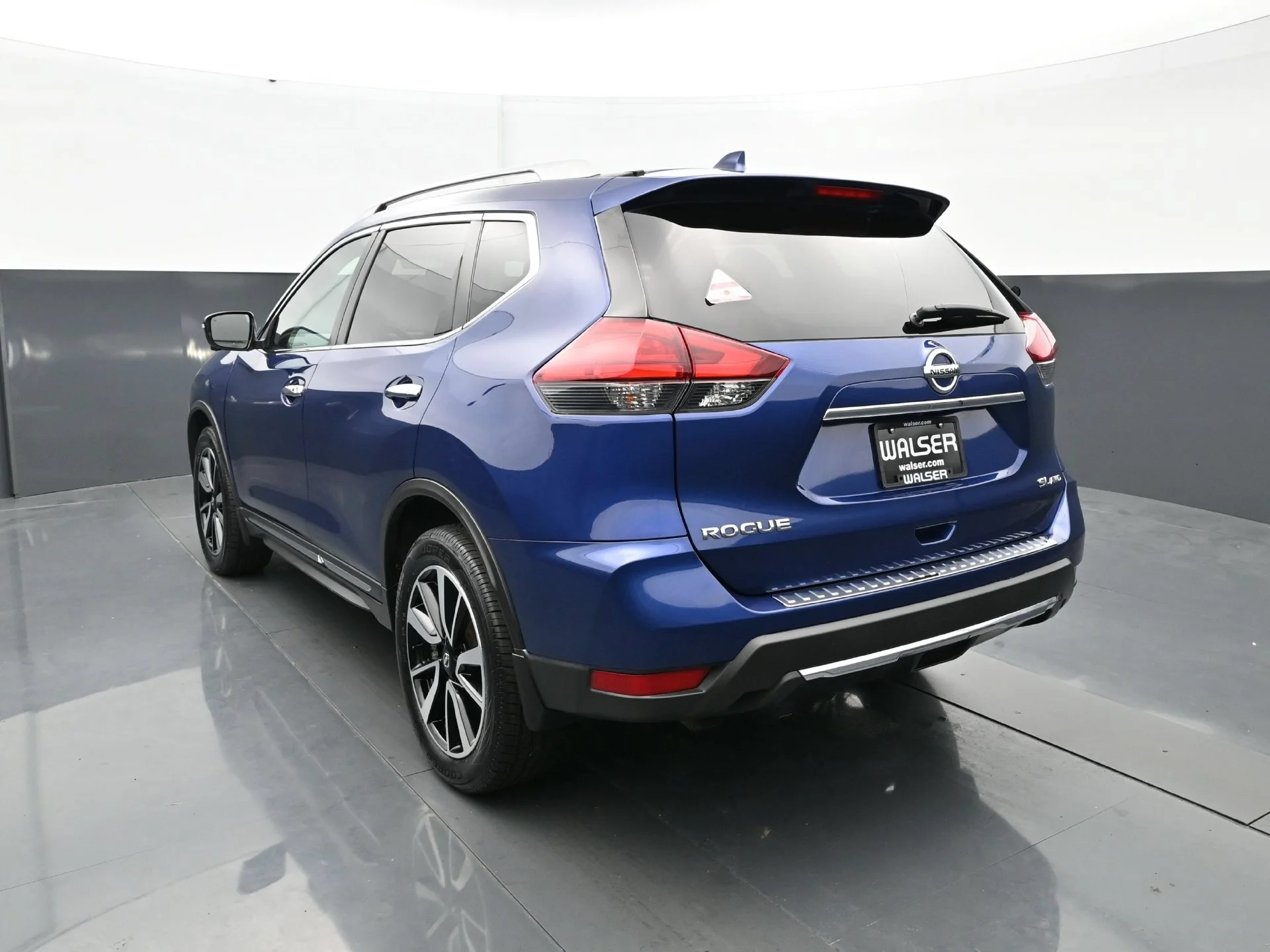 Used 2017 Caspian Blue Nissan SL image 4