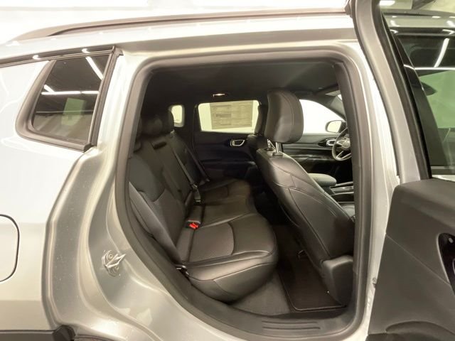 New 2026 Silver Zynith Metallic Clearcoat Jeep Latitude image 25