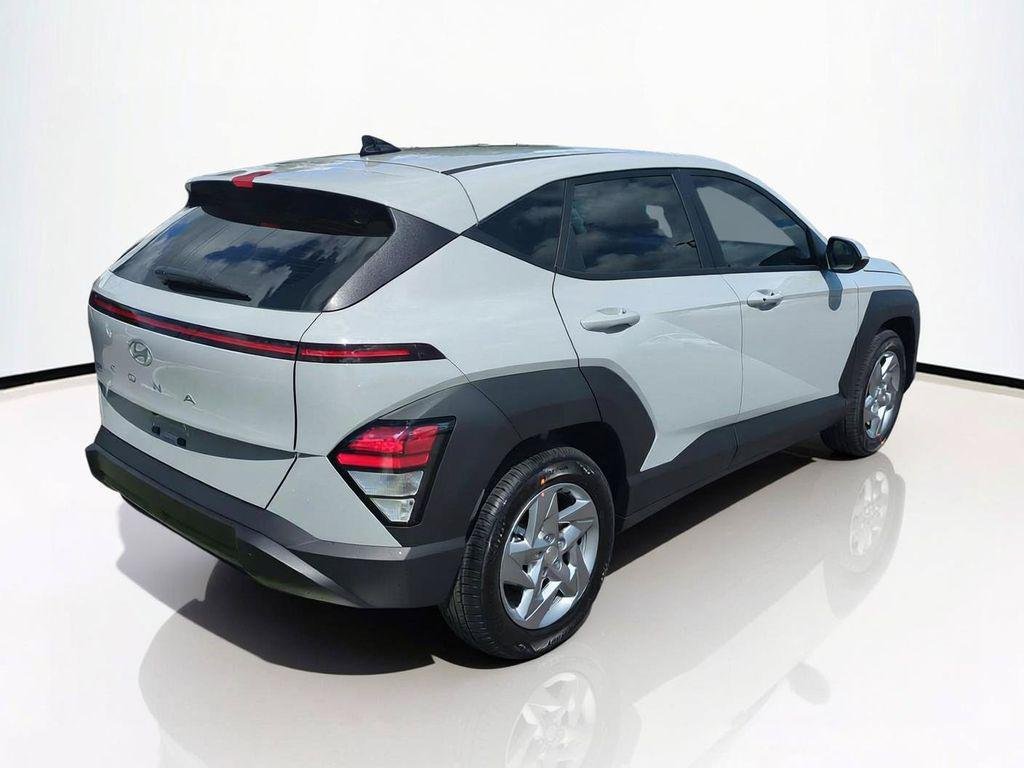 New 2027 Gray Hyundai SE FWD image 5