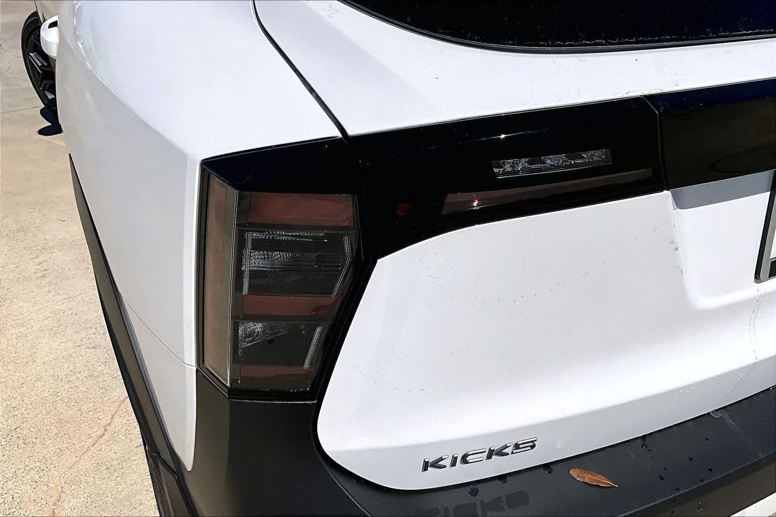 New 2026 Aspen White TriCoat / Super Black Two-tone Nissan SR image 11