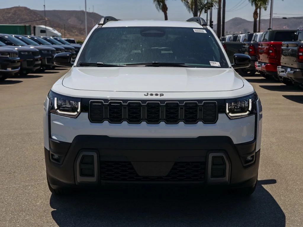 New 2026 Bright White Clear-Coat Exterior Paint Jeep Limited image 9