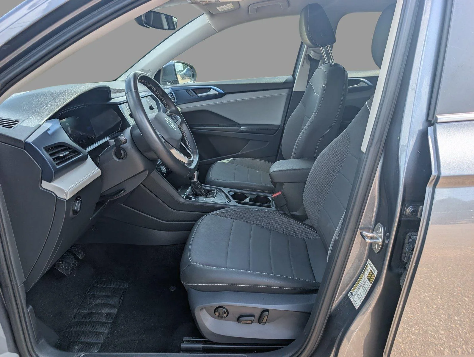 Used 2024 GRAY Volkswagen SE image 12