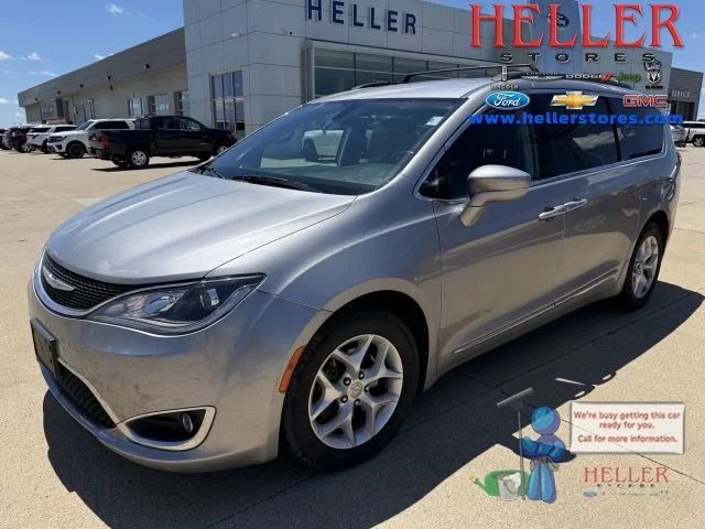 Used 2017 Billet Silver Metallic Clearcoat Chrysler Touring L image 1