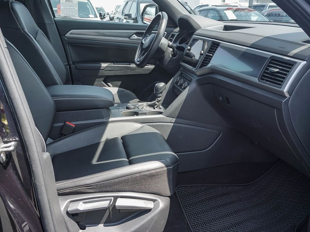 Used 2020 Black Volkswagen 3.6L V6 SE w/Technology R-Line image 12