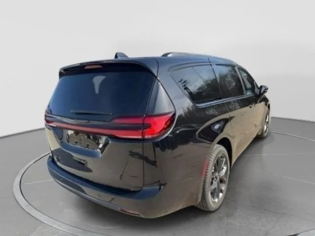 New 2026 Diamond Black Crystal Pearl-Coat Exterior Paint Chrysler Select image 10