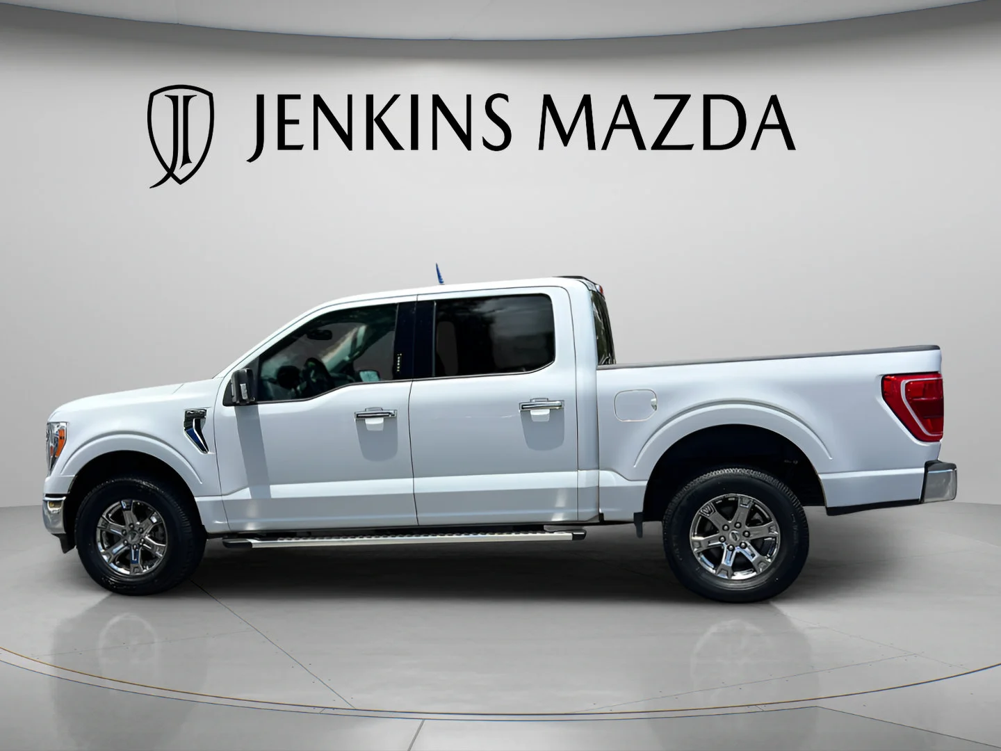 Used 2023 Oxford White Ford XLT image 4