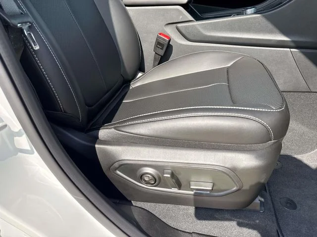 New 2025 White Jeep Limited image 27