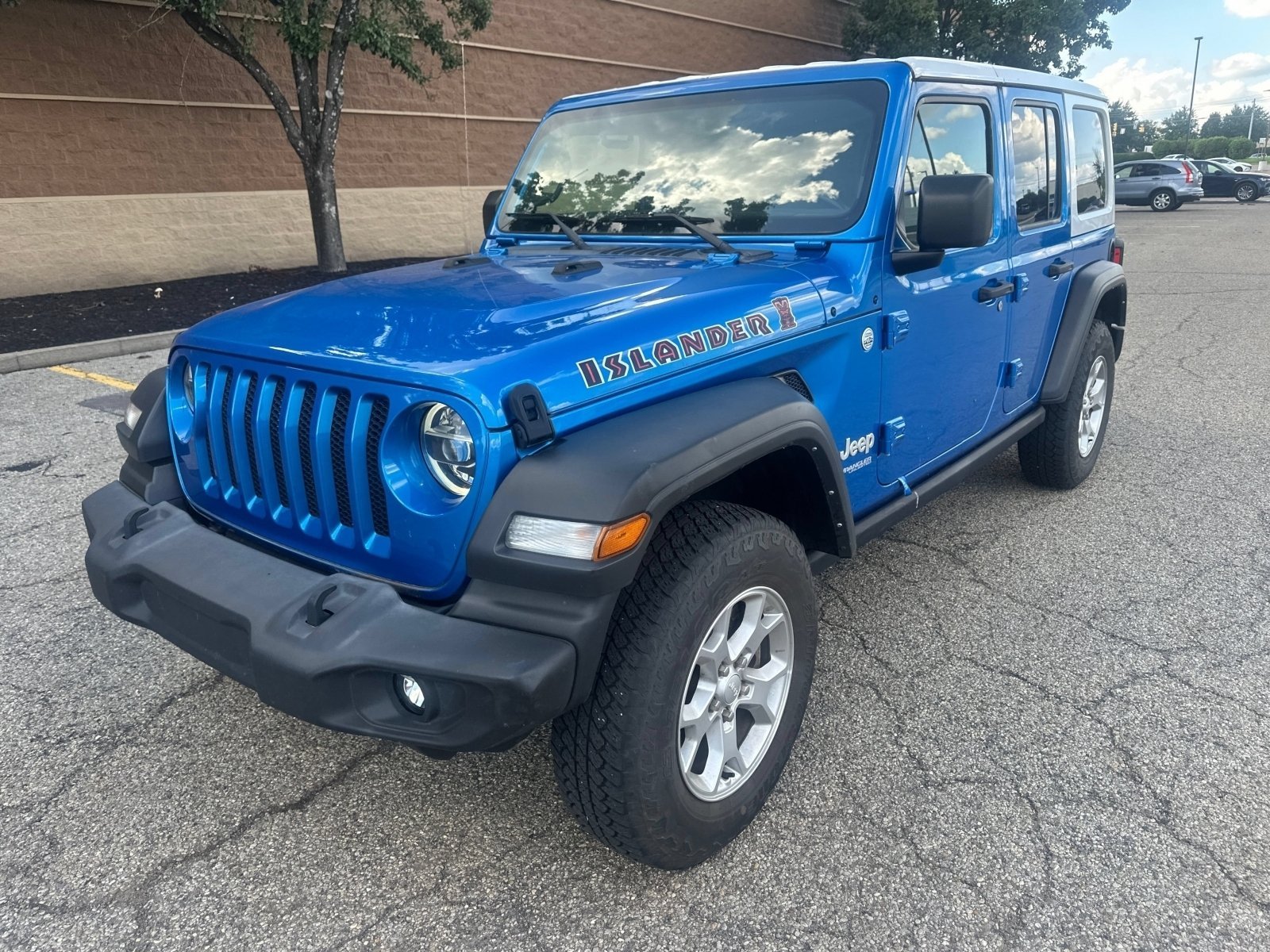 Used 2021 Hydro Blue Pearlcoat Jeep Unlimited Islander image 13