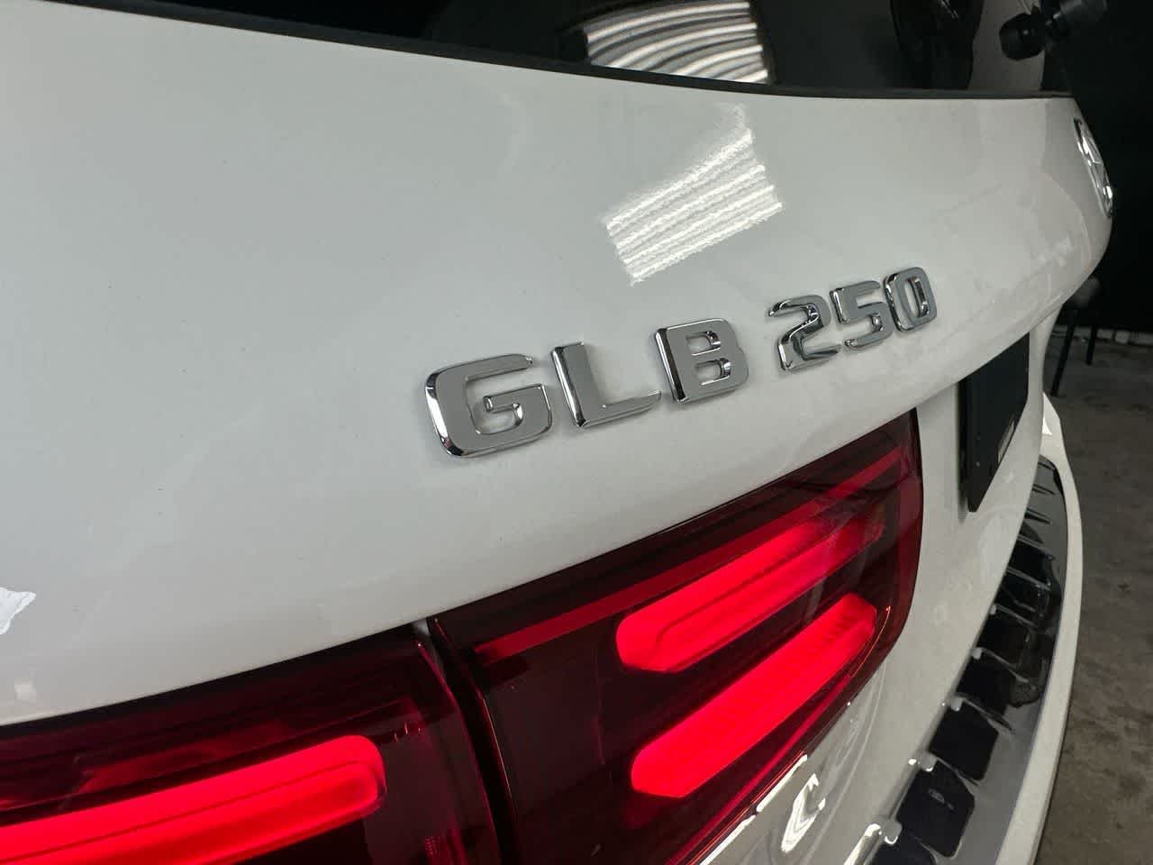 Used 2025 Polar White Mercedes-Benz GLB 250 image 10