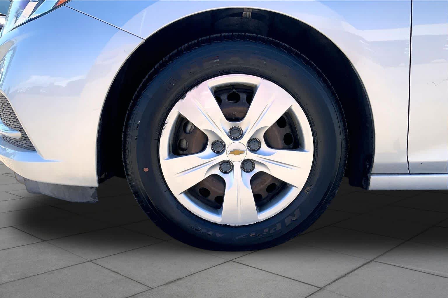 Used 2018 Silver Ice Metallic Chevrolet LS image 9