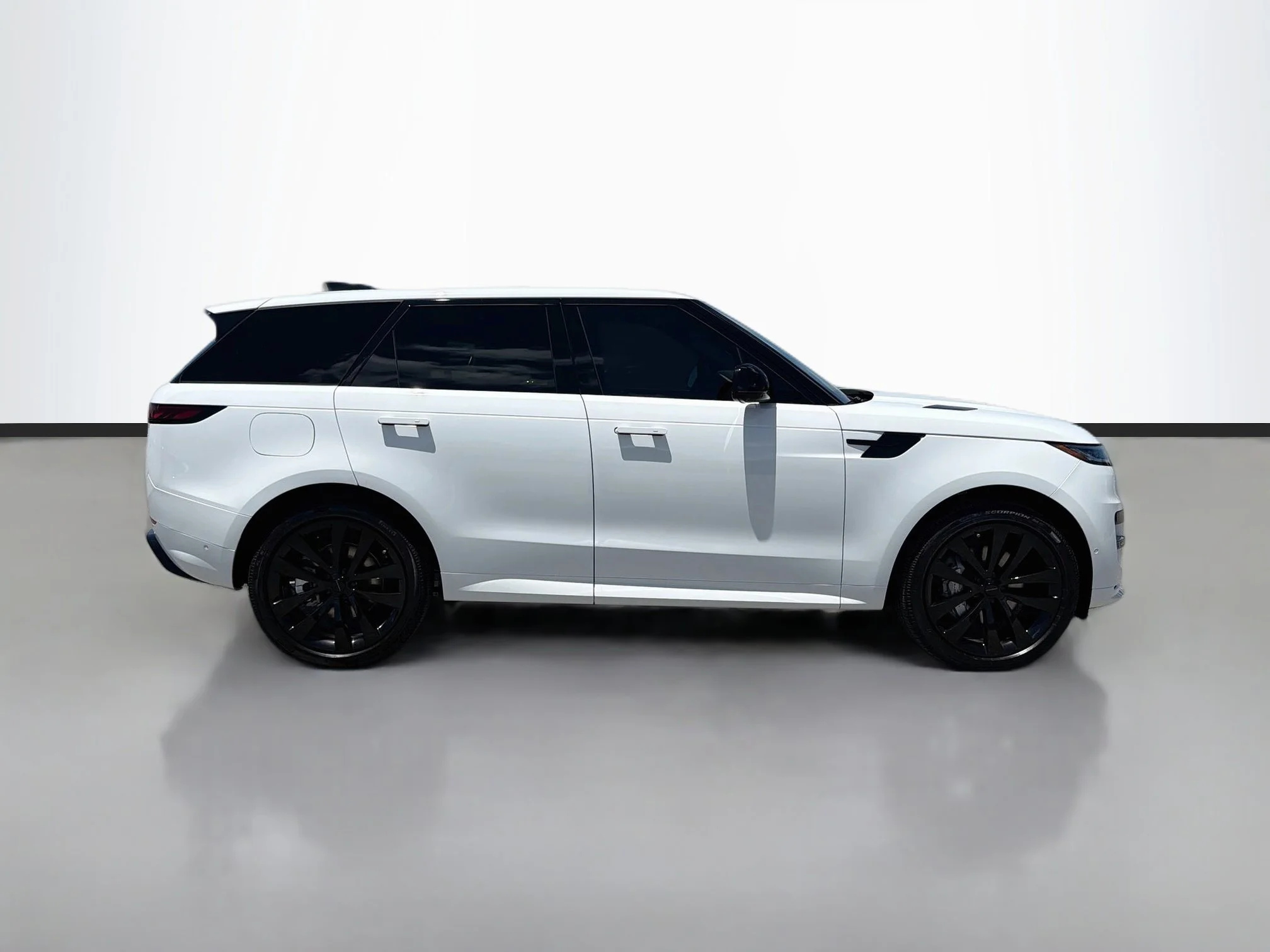 New 2026 Fuji White Land Rover Dynamic SE image 6
