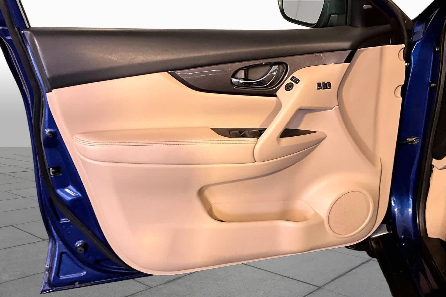 Used 2018 Caspian Blue Nissan SV image 22