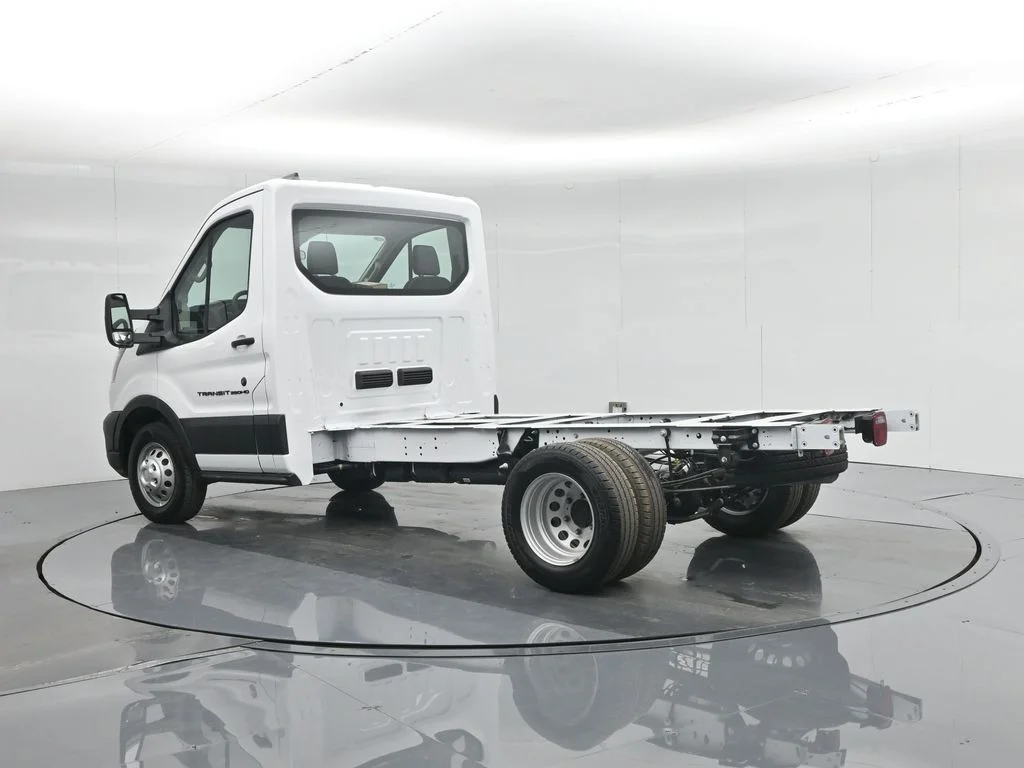 New 2026 Oxford White Ford Base image 6