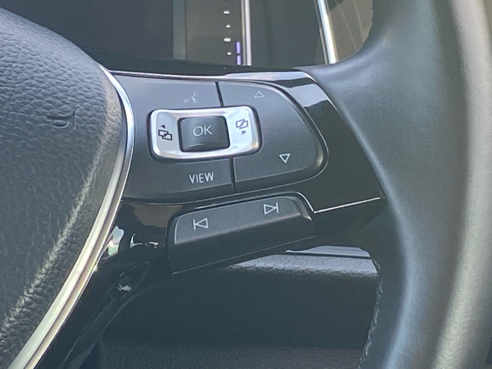 Used 2019 Red Volkswagen SEL image 5