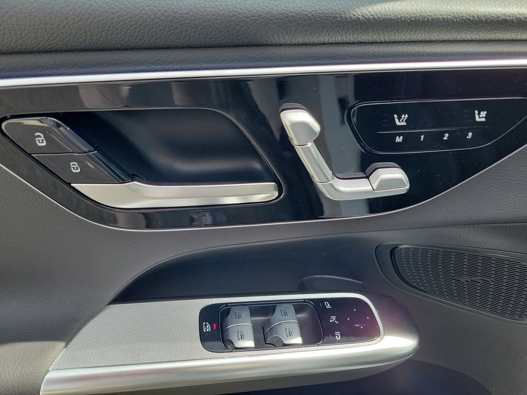 New 2026 MANUFAKTUR Moonlight White Metallic Mercedes-Benz GLC 300 image 17