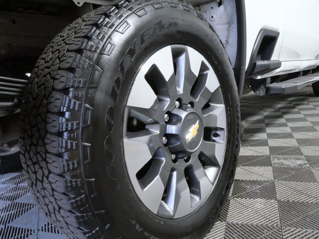 Used 2022 White Chevrolet Custom image 10