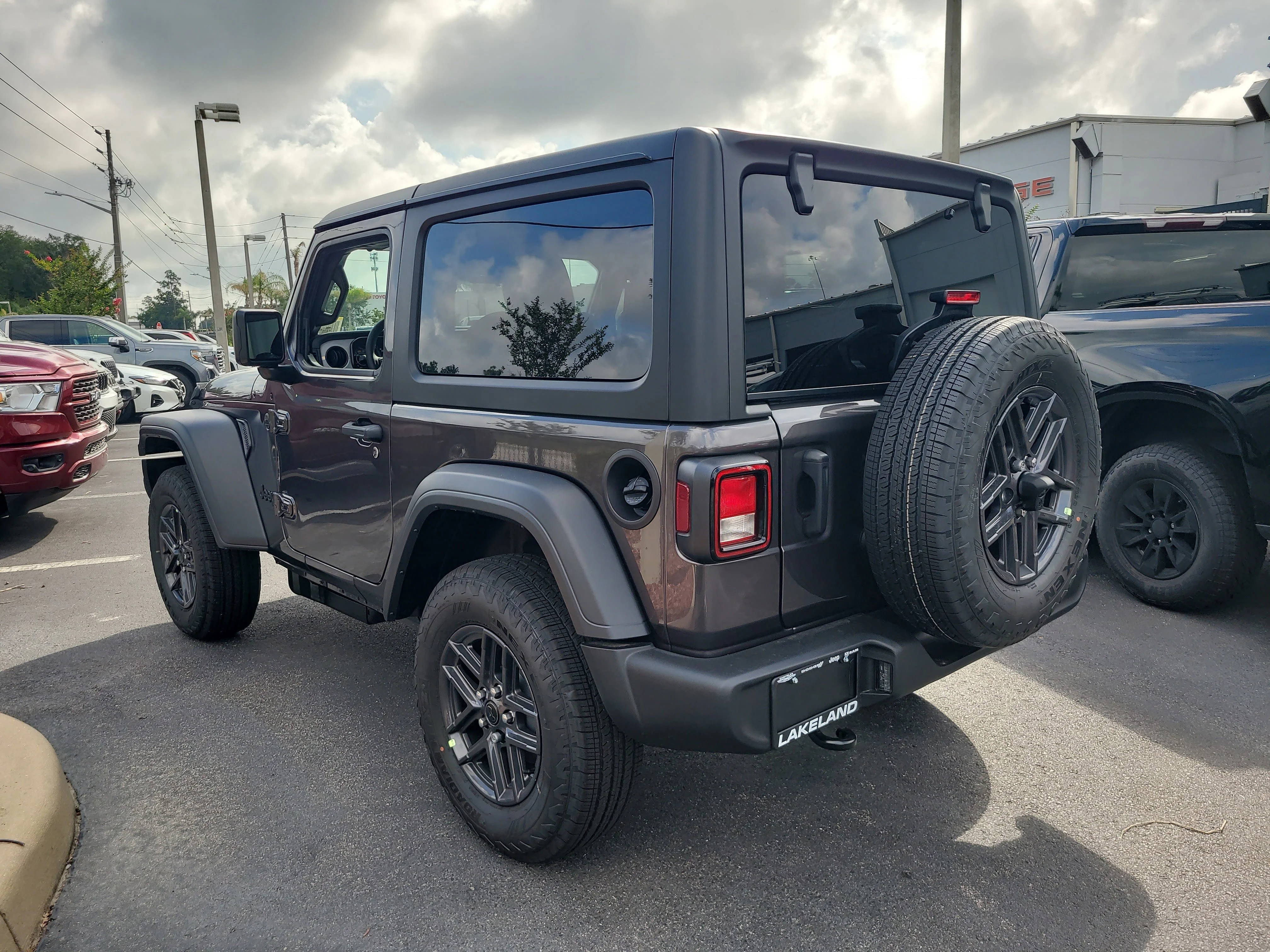 New 2026 Granite Crystal Metallic Clearcoat Jeep Sport S image 8