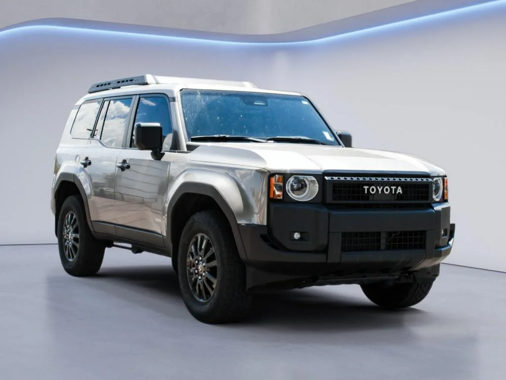 Used 2025  Toyota  image 3