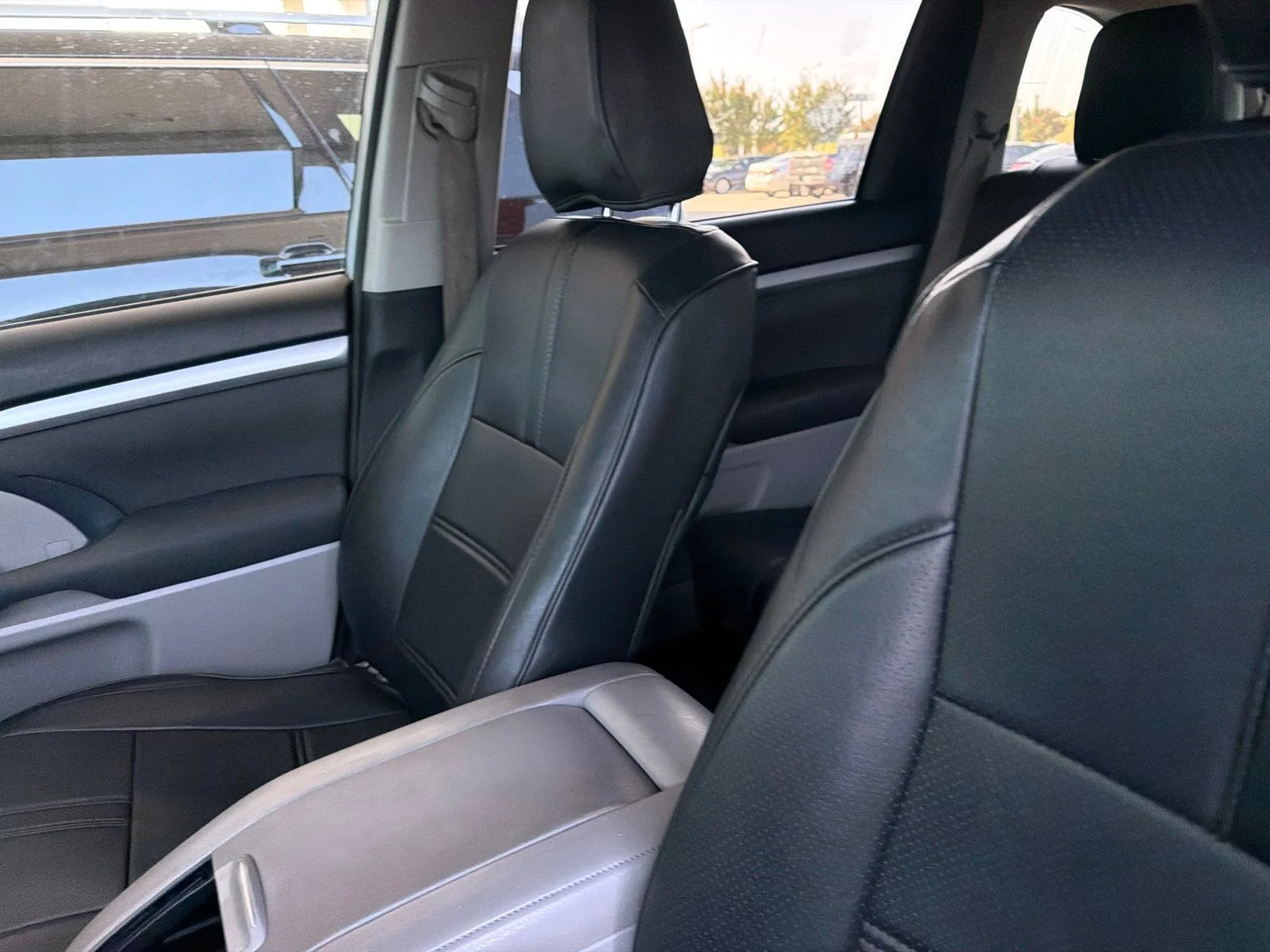 Used 2018 Silver Toyota LE image 7