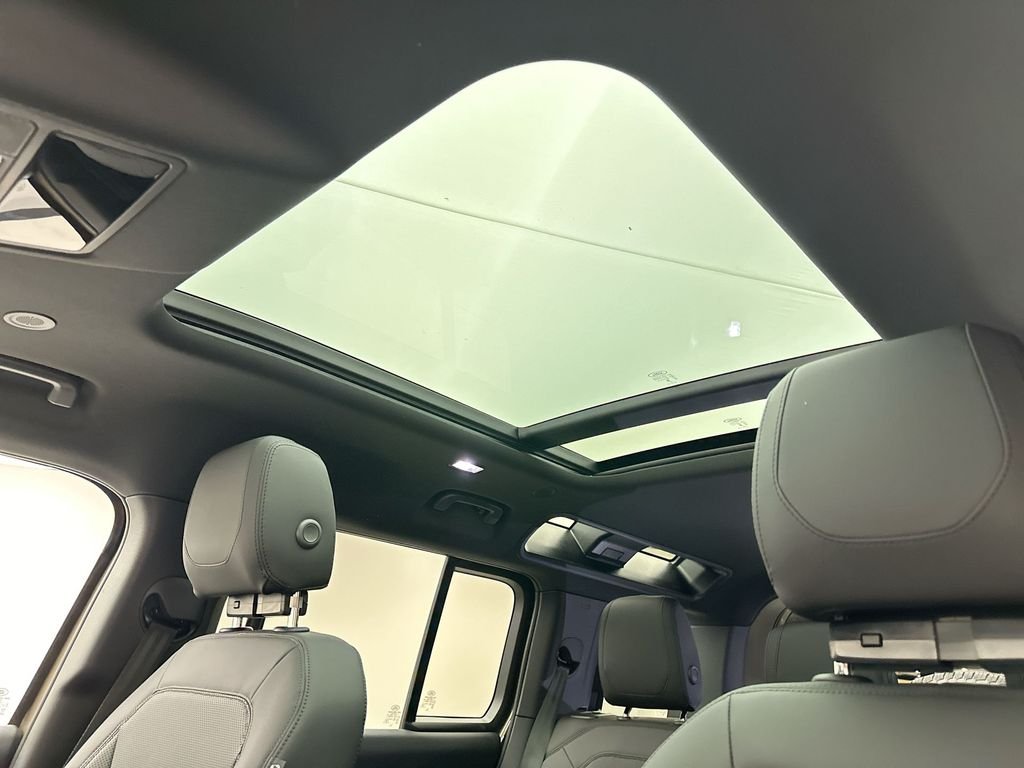 Used 2024  Land Rover S image 8