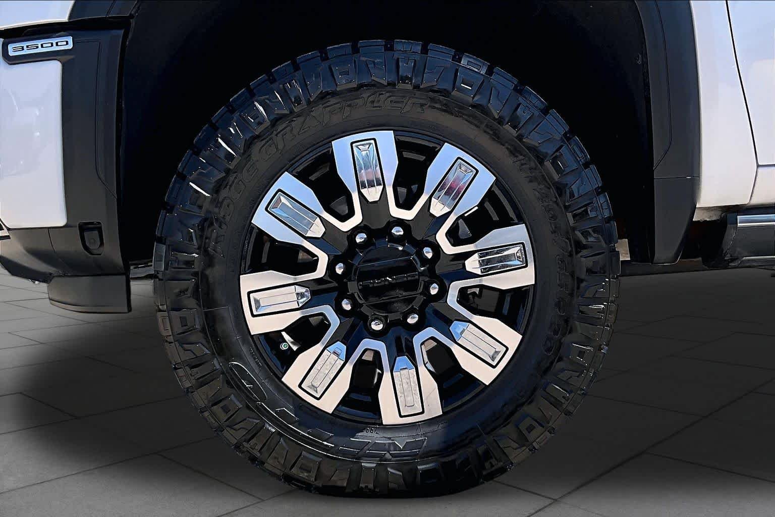 Used 2024 White Frost Tricoat GMC Denali image 11