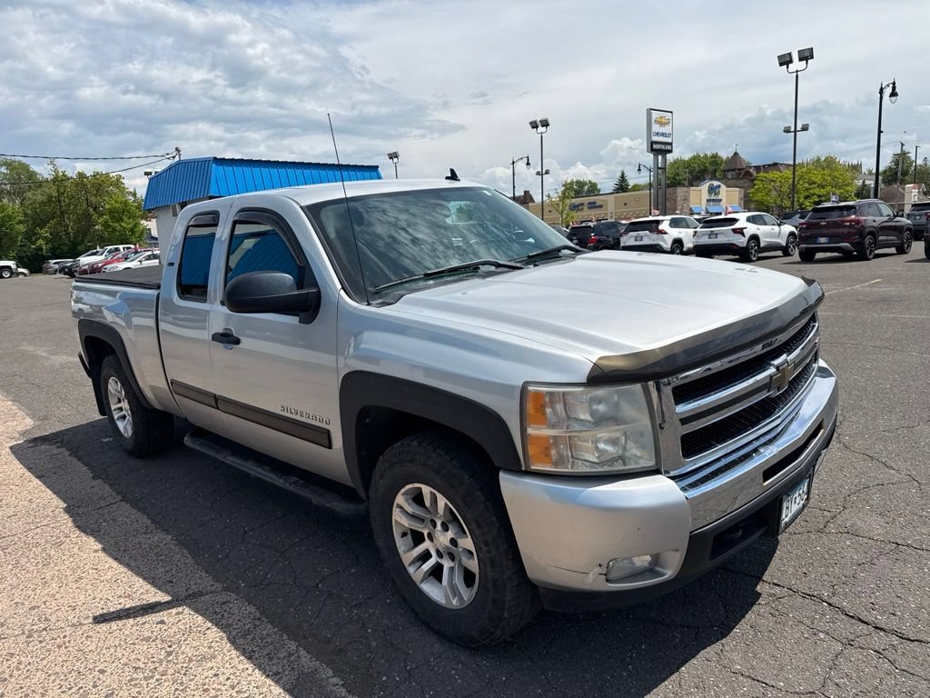 Used 2011 SHEER SILVER METALLIC Chevrolet LT image 4