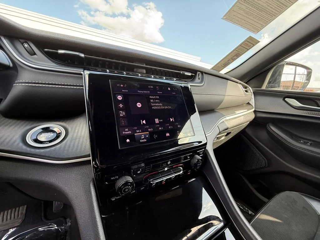 Used 2025 White Jeep Altitude image 21