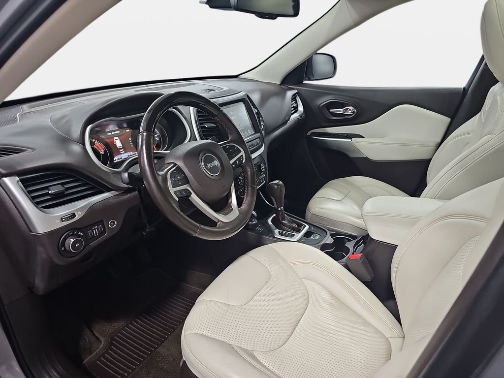 Used 2017 Silver Jeep Overland image 18