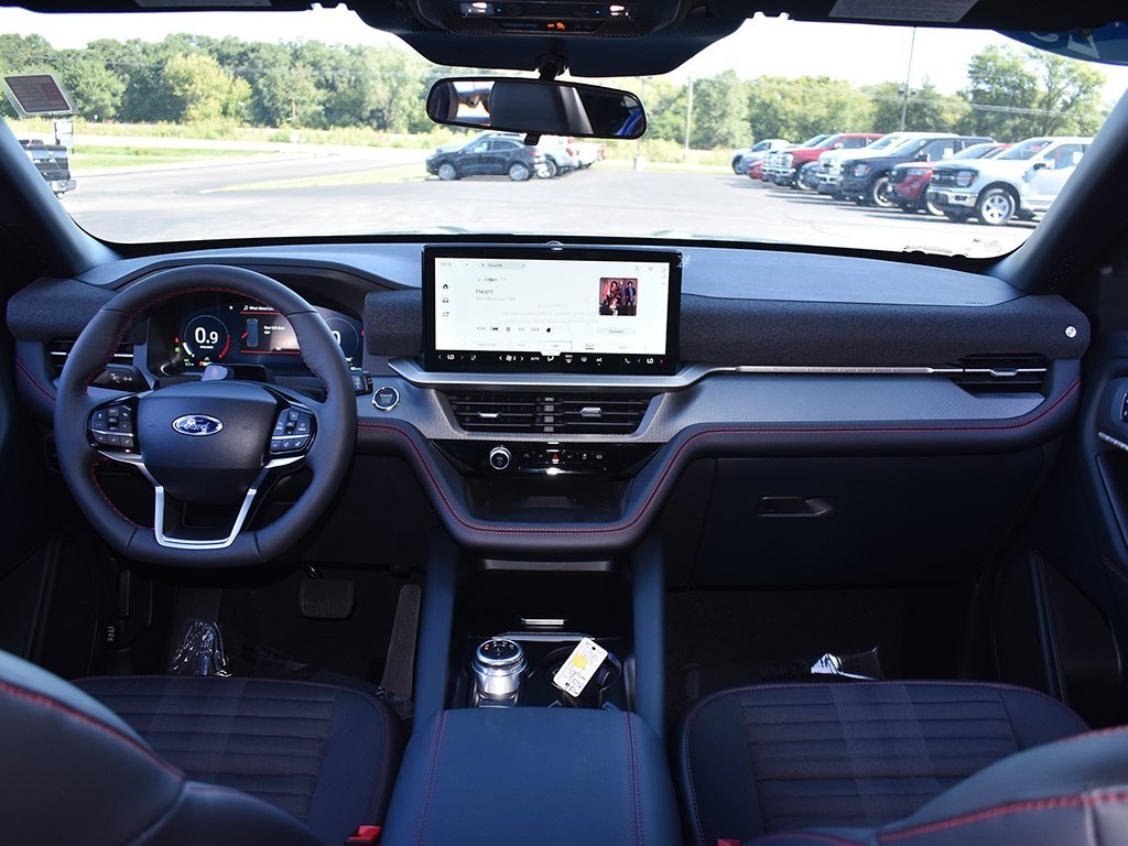 2025 Ford Explorer ST-Line photo 4