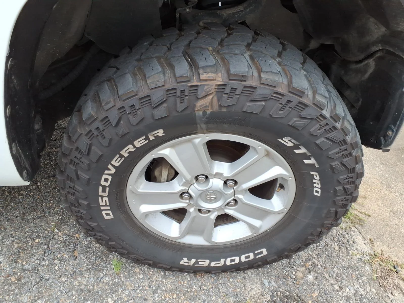 Used 2018 Super White Toyota SR5 image 9