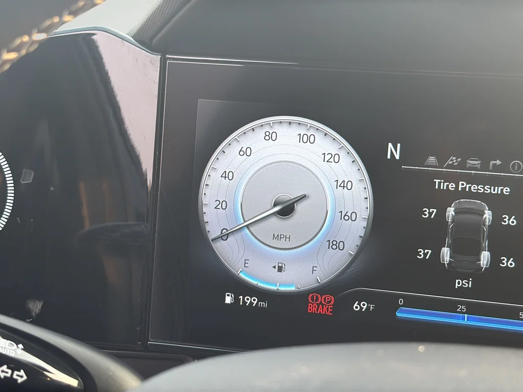 Used 2022 Black Hyundai Base image 12
