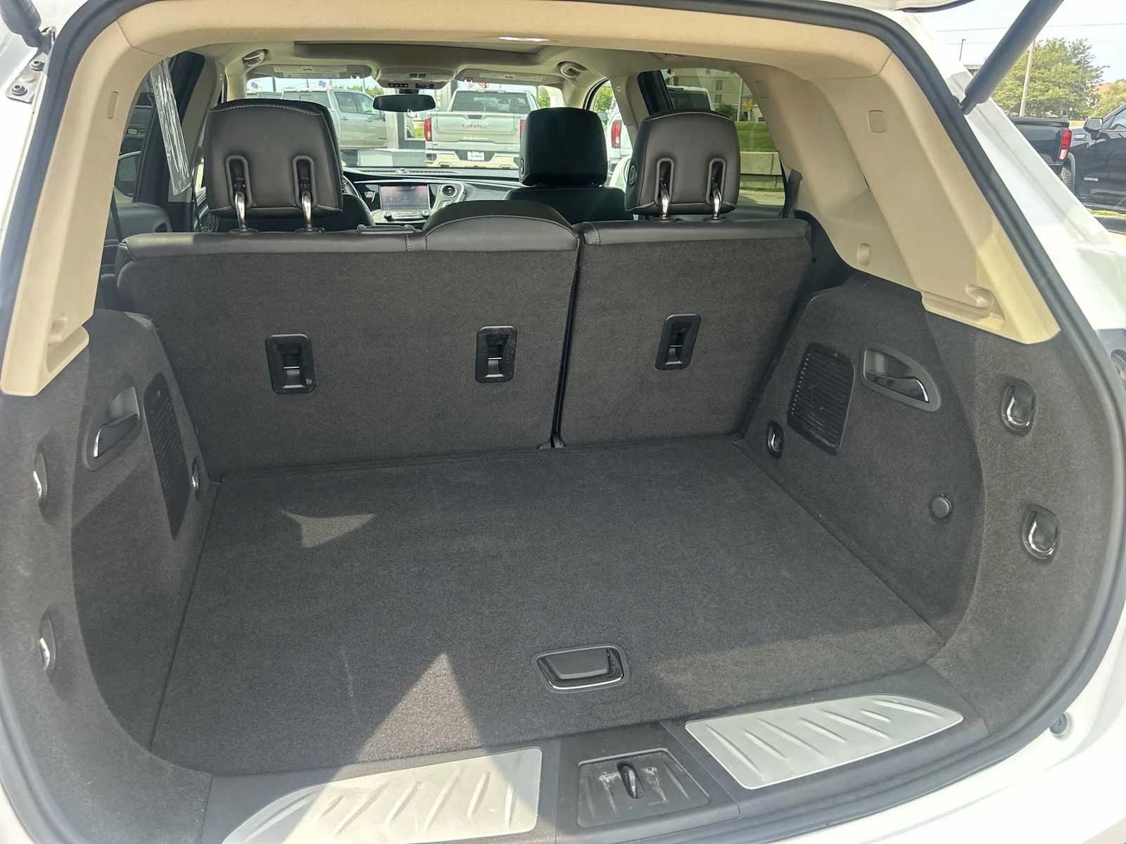 Used 2017 SUMMIT WHITE Buick Essence image 28