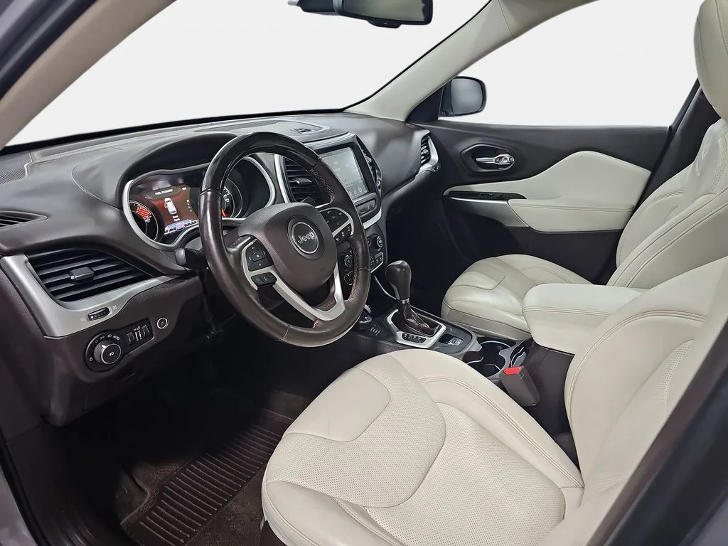 Used 2017 Silver Jeep Overland image 18
