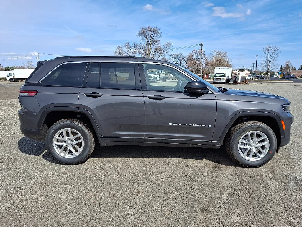 New 2026 Baltic Gray Metallic Clear-Coat Exterior Paint Jeep Laredo X image 9