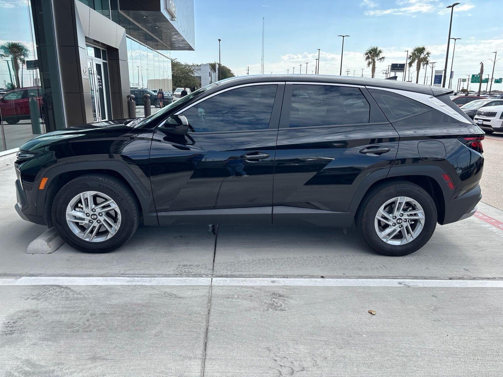 Certified Used 2025 Phantom Black Hyundai SE image 6