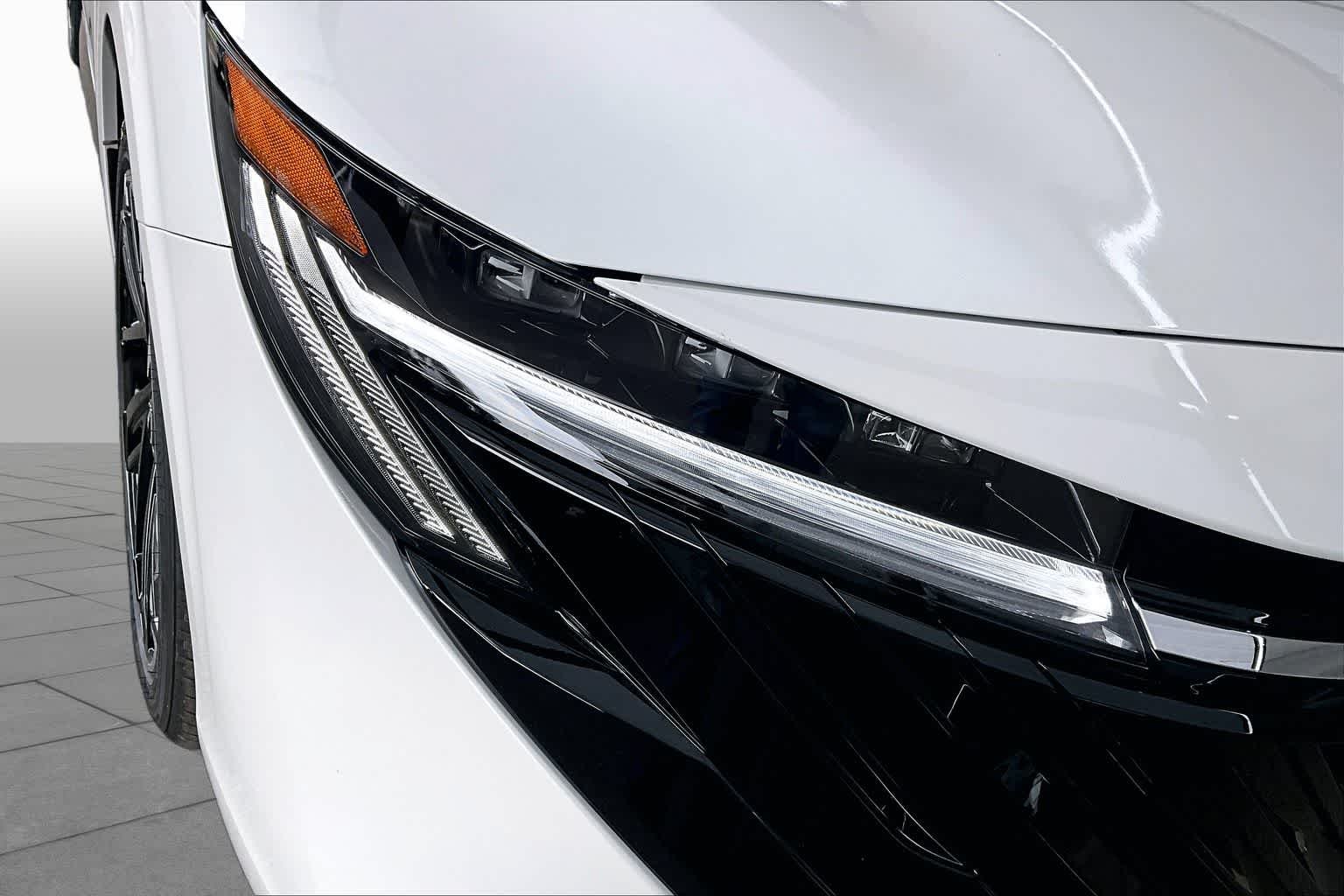 New 2026 Aspen White TriCoat / Super Black Two-tone Nissan SR image 18